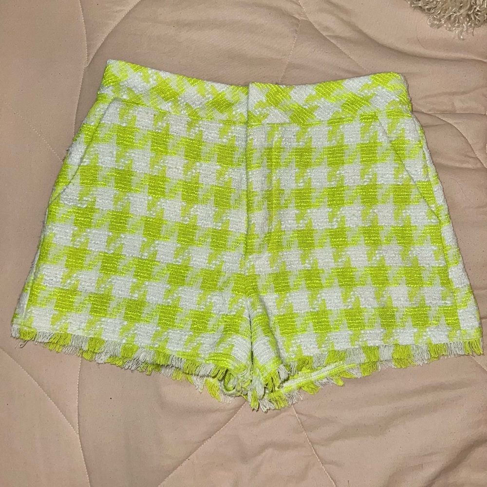 Stylish Lime Green Houndstooth Women's Shorts